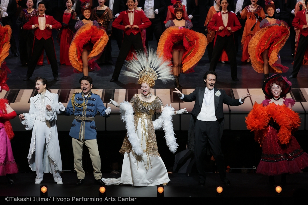 プロデュースオペラ2021「メリー・ウィドウ」より。高野さんはハンナ役(中央)